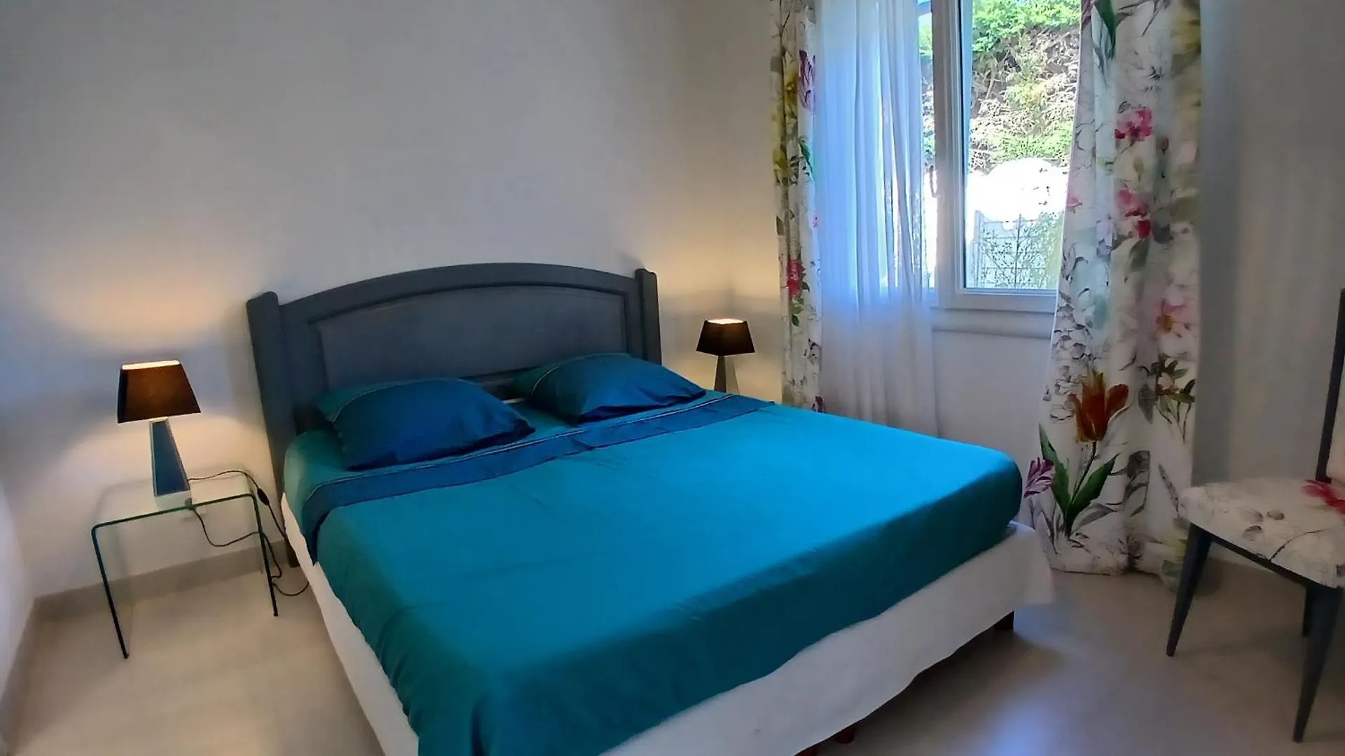Villa Iris, Climatisee Avec 4 Chambres Et Piscine A Boulouris Sur Mer Saint-Raphael   Saint-Raphael (Var)
