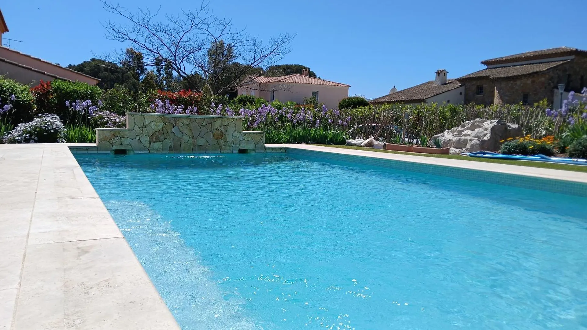 Villa Iris, Climatisee Avec 4 Chambres Et Piscine A Boulouris Sur Mer Saint-Raphael  0*, Saint-Raphael (Var) France