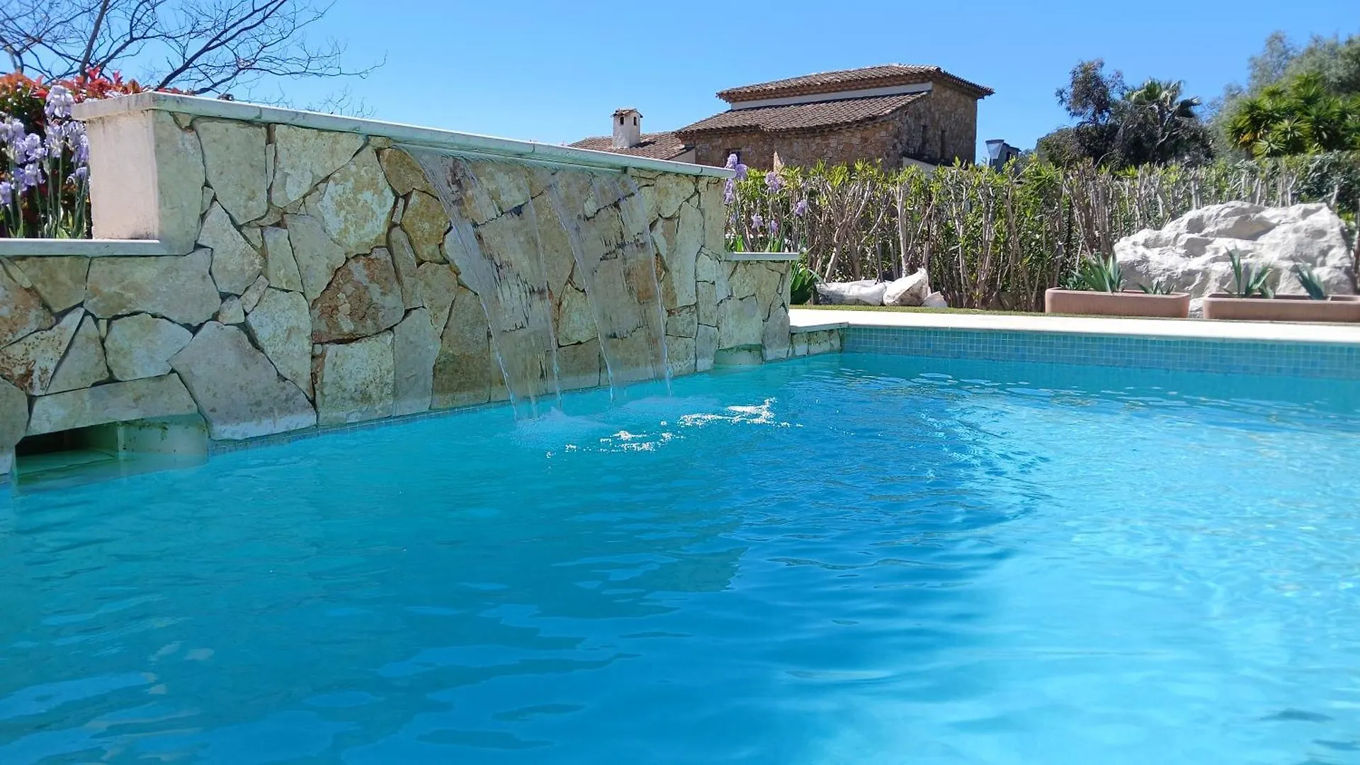 Villa Iris, Climatisee Avec 4 Chambres Et Piscine A Boulouris Sur Mer Saint-Raphaël 0*,  Francia