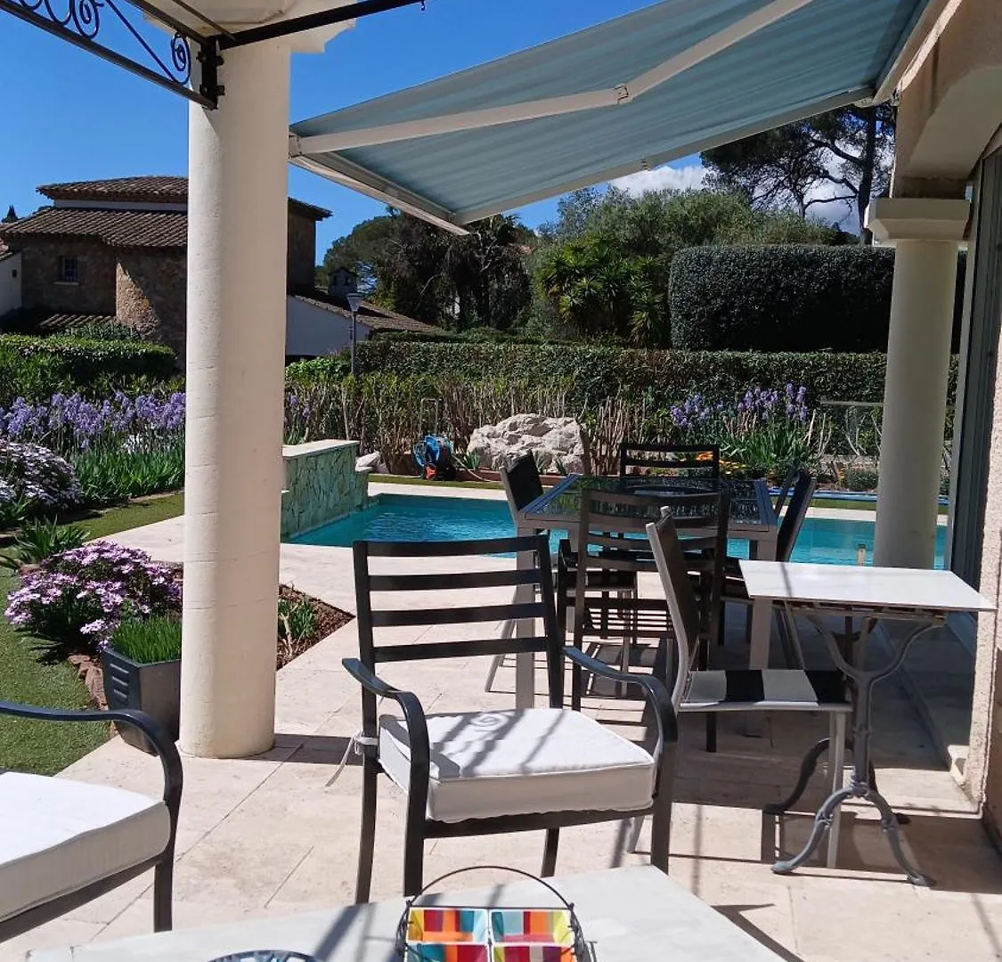 Villa Iris, Climatisee Avec 4 Chambres Et Piscine A Boulouris Sur Mer Saint-Raphael  0*, Saint-Raphael (Var) France